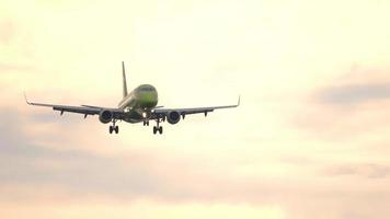 novosibirsk, fédération de russie 10 juin 2020 - s7 airlines embraer e170 vq byd freinage après l'atterrissage à l'aéroport de tolmachevo, novosibirsk video