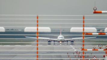 Düsseldorf, Tyskland 22 juli 2017 - Air Berlin Airbus 330 bromsar efter landning på Düsseldorfs flygplats video