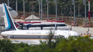 phuket, thailand 27 november 2019 - koninklijke thaise luchtmacht a320 passagiersvliegtuig hs tyt taxiënd naar startbaan voor vertrek vanaf de internationale luchthaven van phuket. uitzicht vanaf het hotel op de bovenste verdieping nabij de luchthaven. video