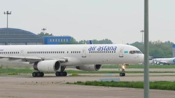 almaty, kasachstan 4. mai 2019 - boeing 757, p4 gas von air astana rollt am flughafen almaty, kasachstan. tourismus- und reisekonzept video