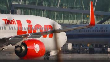 phuket, thailand 13. november 2019 - thai lion air boeing 737 rollt nach der landung am internationalen flughafen phuket