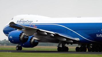 amsterdam, países bajos 25 de julio de 2017 - airbridgecargo boeing 747 vq bfe acelerar antes de la salida en polderbaan 36l, aeropuerto shiphol, amsterdam, holanda video