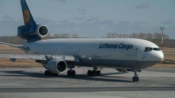 nowosibirsk, russland 14. april 2018 - lufthansa cargo md 11 d alck rollt vor dem abflug video