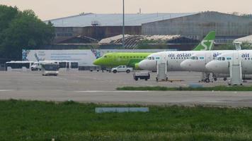 almaty, kazakhstan 5 mai 2019 - bus de l'aéroport se déplaçant sur le tarmac de l'aéroport international d'almaty pour l'entretien de l'avion de ligne arrivé. video