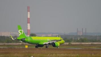 NOVOSIBIRSK, RUSSIAN FEDERATION JUNE 10, 2020 - S7 Airlines Airbus A320 airliner turning to taxiway from runway after landing at Tolmachevo Airport, Novosibirsk video
