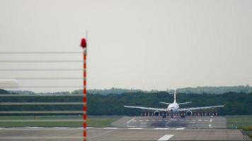 Dusseldorf, Allemagne 22 juillet 2017 - turkish airlines airbus a330 en livrée rétro tc jnc commencer à accélérer avant le départ. aéroport de Düsseldorf video