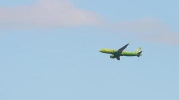 nowosibirsk, russische föderation 27. juni 2021 - airbus a320 von s7 airlines fliegt in den blauen himmel video