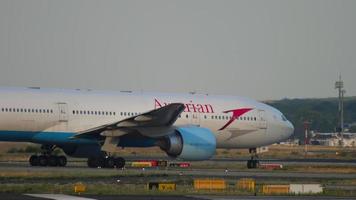 francfort-sur-le-main, allemagne 19 juillet 2017 - austrian airlines boeing 777 oe lpc tourner pour démarrer avant le départ. Fraport, Francfort, Allemagne video