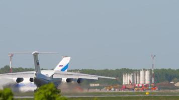 nowosibirsk, russische föderation 12. juni 2022 - il 76 sowjetisches militärtransportflugzeug abflug, rückansicht. Mehrzweck-Starrflügel-Vierstrahl-Turbofan-Strategieflugzeug video