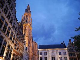 Amberes en Bélgica por la noche foto