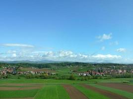 vibrante paisaje escénico pueblo rural y granja en checo foto