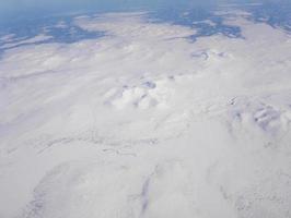 vista aérea de la naturaleza, la nieve blanca cubrió la tierra de noruega en invierno, papel tapiz de paisaje nevado foto
