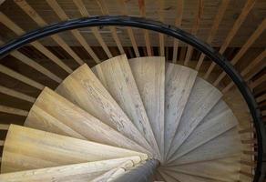 vista superior de la escalera de caracol de madera forma geométrica diseño escandinavo foto
