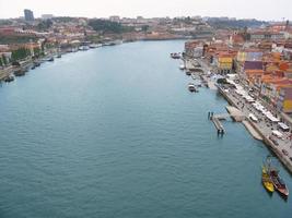 vista de ángulo alto del hermoso casco antiguo techo de color rojo y naranja europa porto foto