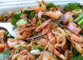 primer plano ensalada picante con pequeños lanchesters menú local tailandés de gambas de agua dulce foto