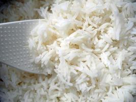 primer plano de vista superior de arroz blanco jazmín cocido y el cucharón blanco foto