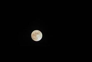 hermosa luna llena brillando y oscuro cielo nocturno foto