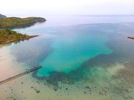 vista aérea de la playa de la isla del paraíso tropical de la naturaleza disfruta de un buen verano en la playa con agua clara y cielo azul en koh kood o ko kut, tailandia. foto