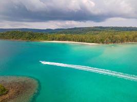 vista aérea de la playa de la isla del paraíso tropical de la naturaleza disfruta de un buen verano en la playa con agua clara y cielo azul en koh kood o ko kut, tailandia. foto