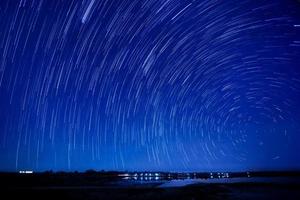 hermosa imagen de rastro de estrellas durante la noche