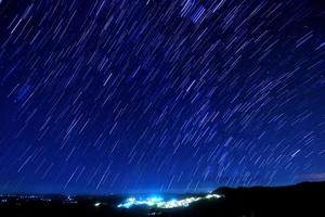 hermosa imagen de rastro de estrellas durante la noche foto