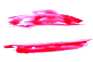 manchas de sangre aisladas sobre fondo blanco foto