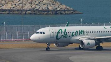 hong kong 10 novembre 2019 - spring airlines airbus a320 tourne sur la piste avant de décoller de l'aéroport international de hong kong. printemps compagnies aériennes chine transporteur à bas prix video