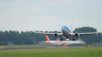 Amsterdã, Holanda, 25 de julho de 2017 - partida do klm boeing 737 na pista 36l polderbaan. gaivota em primeiro plano. foco do rack. Aeroporto de Shiphol, Amsterdã, Holanda video