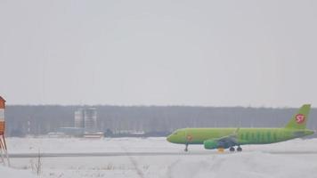 novosibirsk, fédération de russie 22 janvier 2017 - airbus 320 s7 airlines vp bog roulage après l'atterrissage. repérage non officiel à l'aéroport de tolmachevo ovb video