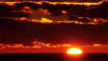 naturskön närbild av solnedgången bortom horisonten över havet. video