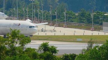 phuket, tailandia 26 de noviembre de 2016 - thai airways boeing 777 hs tkv rodando antes de la salida del aeropuerto de phuket. video