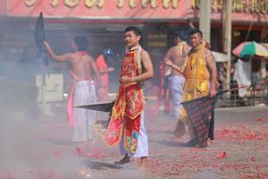 korat, tailandia - 27 de octubre devoto no identificado del festival vegetariano, persona que invita a los espíritus de los dioses a poseer sus cuerpos el 16 de octubre de 2015 en korat, tailandia foto