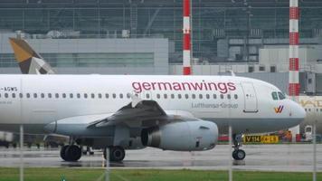 Düsseldorf, Alemania 24 de julio de 2017 - germanwings airbus 319 d agws comienza a rodar antes de la salida. aeropuerto de düsseldorf video