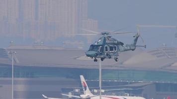 hong kong 09 novembre 2019 - service de vol gouvernemental hélicoptère airbus h175 au départ de l'aéroport international de chek lap kok, hong kong. video