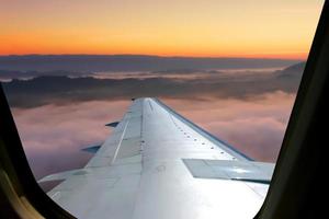 excelentes vistas del amanecer con montañas y nubes. foto