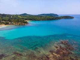 vista aérea de la playa de la isla del paraíso tropical de la naturaleza disfruta de un buen verano en la playa con agua clara y cielo azul en koh kood o ko kut, tailandia. foto