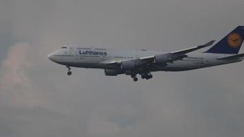 frankfurt am main, alemania 18 de julio de 2017 - lufthansa boeing 747 d abvo acercándose antes de aterrizar. luz del amanecer fraport, frankfurt, alemania video