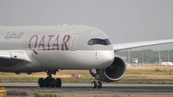 frankfurt am main, duitsland 19 juli 2017 - qatar airways airbus 350 a7 alle taxiën voor vertrek op baan 18. fraport, frankfurt, duitsland video