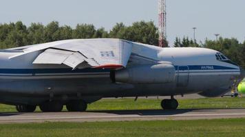 novosibirsk, federação russa 12 de junho de 2022 - aeronave de transporte il 76 taxiando na pista do aeroporto de tolmachevo. il 76 aeronaves de transporte militar pesado soviético video