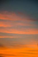 nubes y cielo al amanecer atardecer foto