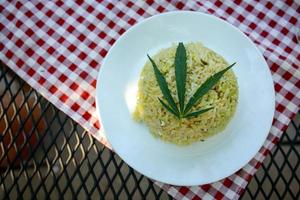 arroz una mezcla de hojas de cannabis, desarrollada para los amantes de la salud en una forma nueva, legal y con licencia. seguridad garantizada, ayuda a aliviar la ansiedad, reduce la tristeza. concepto de cannabis para la salud. foto