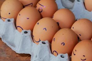 emoción de huevos frescos en una pajita. foto