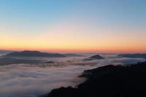 excelentes vistas del amanecer con montañas y nubes. foto