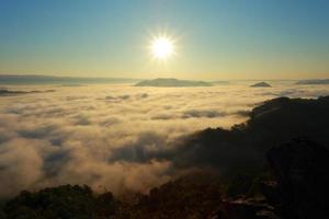 excelentes vistas del amanecer con montañas y nubes. foto