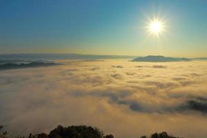 excelentes vistas del amanecer con montañas y nubes. foto