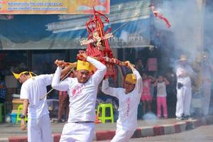 korat, tailandia - 27 de octubre devoto no identificado del festival vegetariano, persona que invita a los espíritus de los dioses a poseer sus cuerpos el 16 de octubre de 2015 en korat, tailandia foto