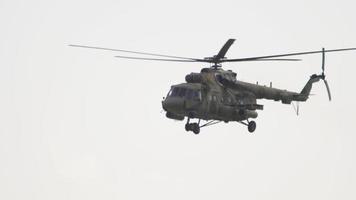 novosibirsk, fédération de russie 17 juin 2020 - hélicoptère militaire mil mi 8 amt rf 95597 descendant pour l'atterrissage. aéroport tolmachevo, novossibirsk video