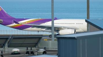 phuket, tailandia, 30 de noviembre de 2018 - thai airways hs tet airbus a330 rodando antes de la salida del aeropuerto de phuket video