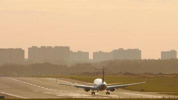 schöne aussicht auf die landung eines verkehrsflugzeugs bei suset. Reise- und Tourismuskonzept, Flugreisen video