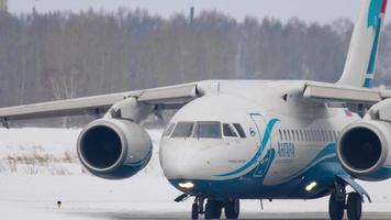novosibirsk, federação russa 22 de janeiro de 2017 - antonov an 148 angara airlines taxiando antes da decolagem. spotting não oficial no aeroporto de tolmachevo ovb video